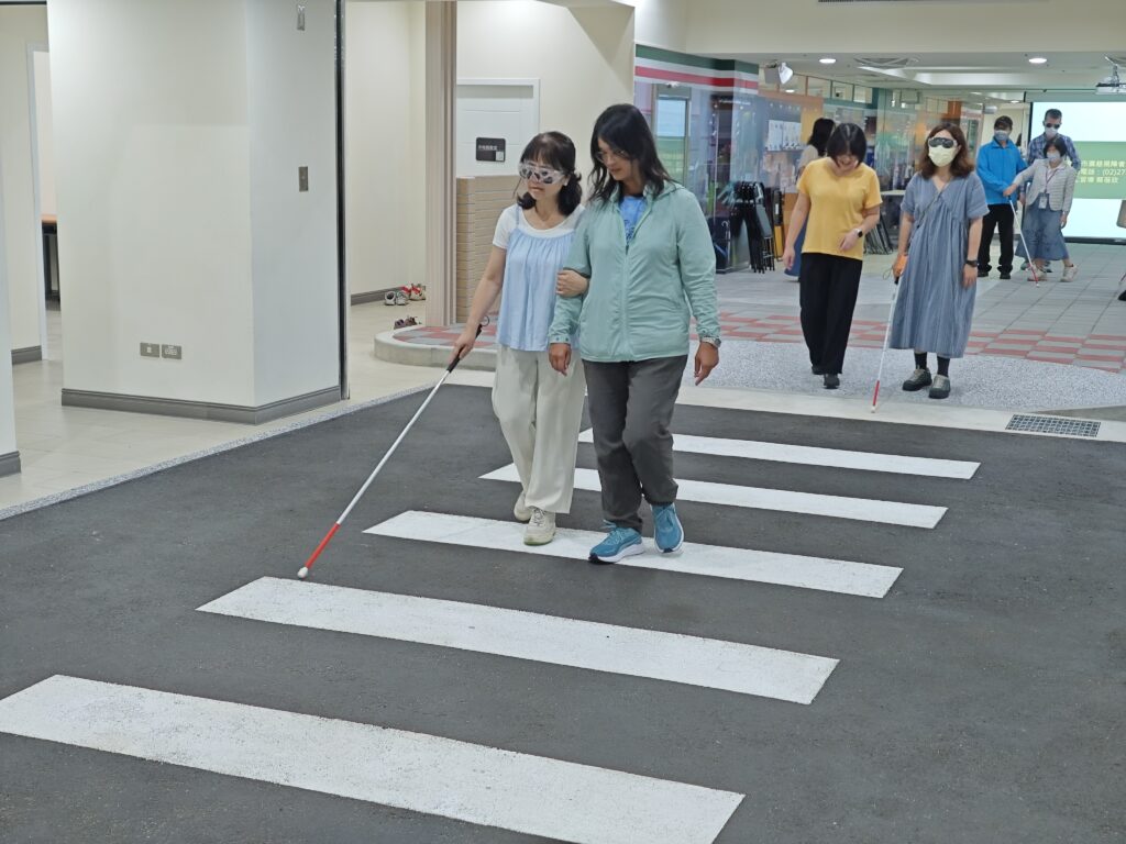 導入混合實境裝置體驗聽障閱讀 曹翠英:打造無礙包容環境 70 %E5%AD%B8%E5%93%A1%E5%8F%83%E8%A8%AA%E9%AB%94%E9%A9%97%E7%99%BD%E6%89%8B%E6%9D%96