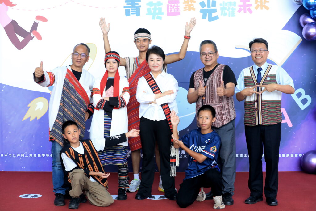 2盧秀燕市長與和平國中師生穿著原民服飾合影 展現多元文化特色與青春活力 1024x683 1