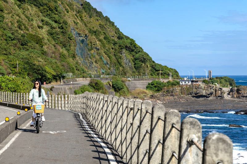《圖說》舊草嶺隧道結合濱海自行車道，是夏季體驗低碳單車旅遊的熱門選擇。〈觀旅局提供〉