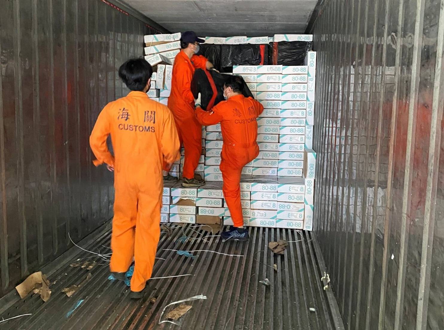 端午節前夕高雄關緝獲轉口櫃匿藏香菸,市價逾新臺幣9,000萬元