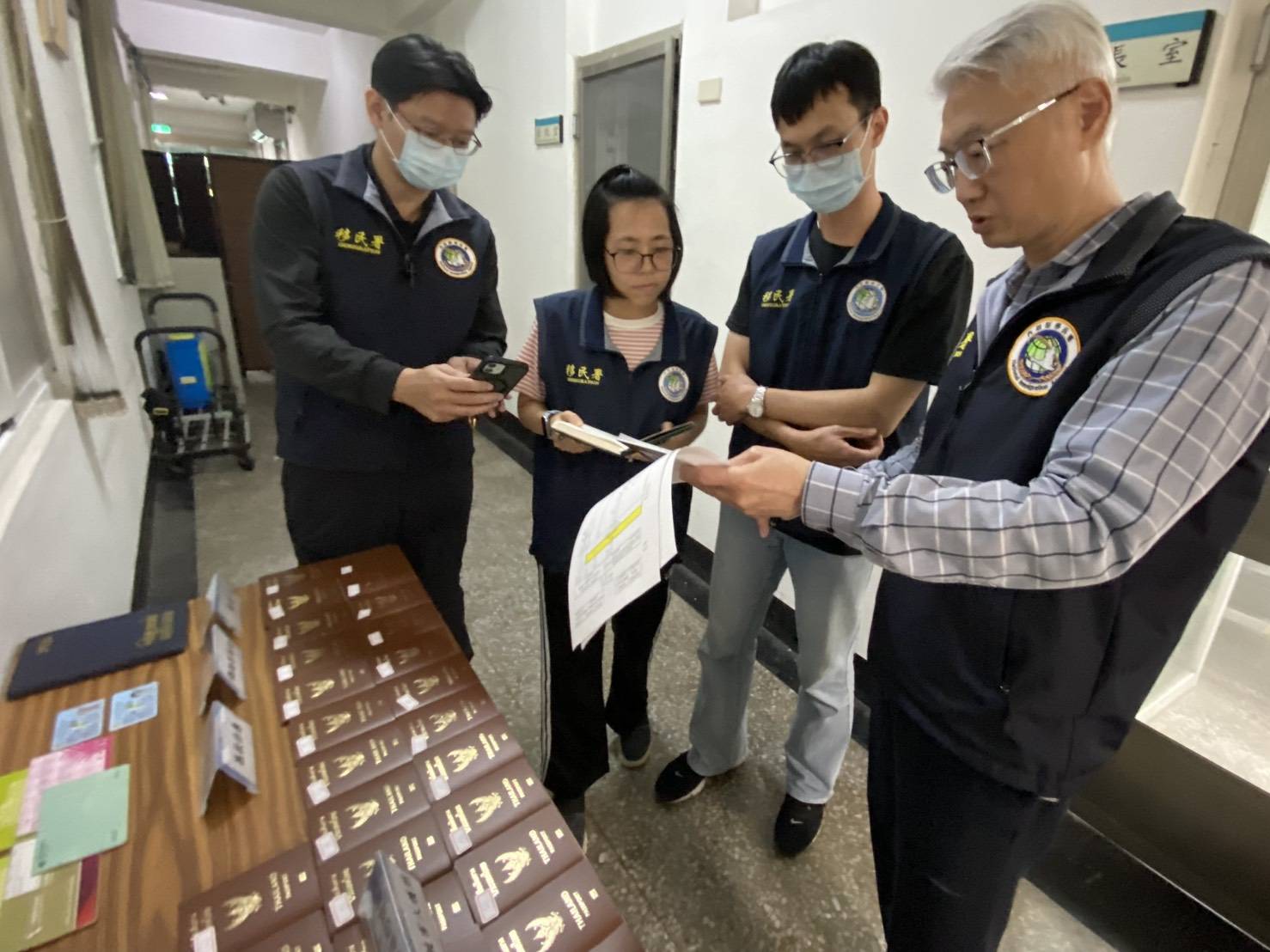 高雄市專勤隊破案外案再擒跨國人販集團 查扣47本護照 救出5名被害人