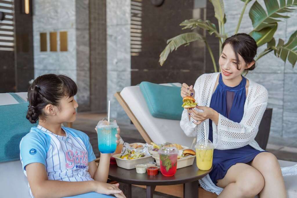 ▲韓團演唱會熱潮引爆高雄夏日觀光，高雄日航酒店推「Summer Siesta沁夏假期」住房專案，星光池畔派對首度登場。