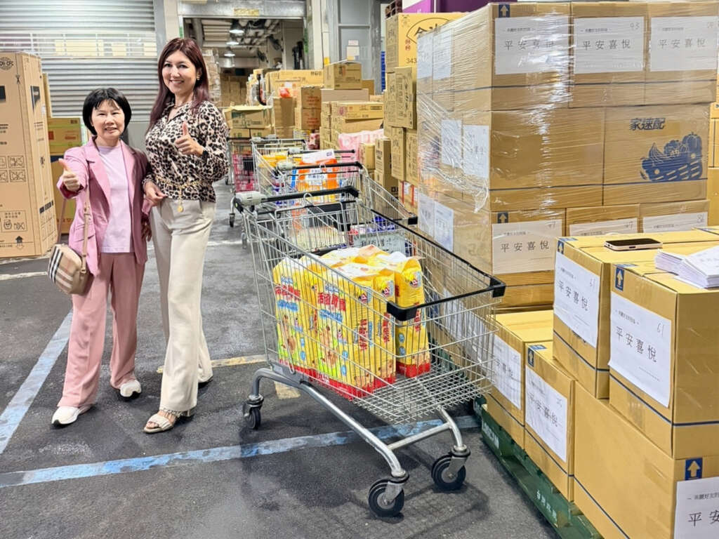 ▲可若夫生技董事長Christina(右)參與美麗好友親備物資,節前溫馨送暖。
