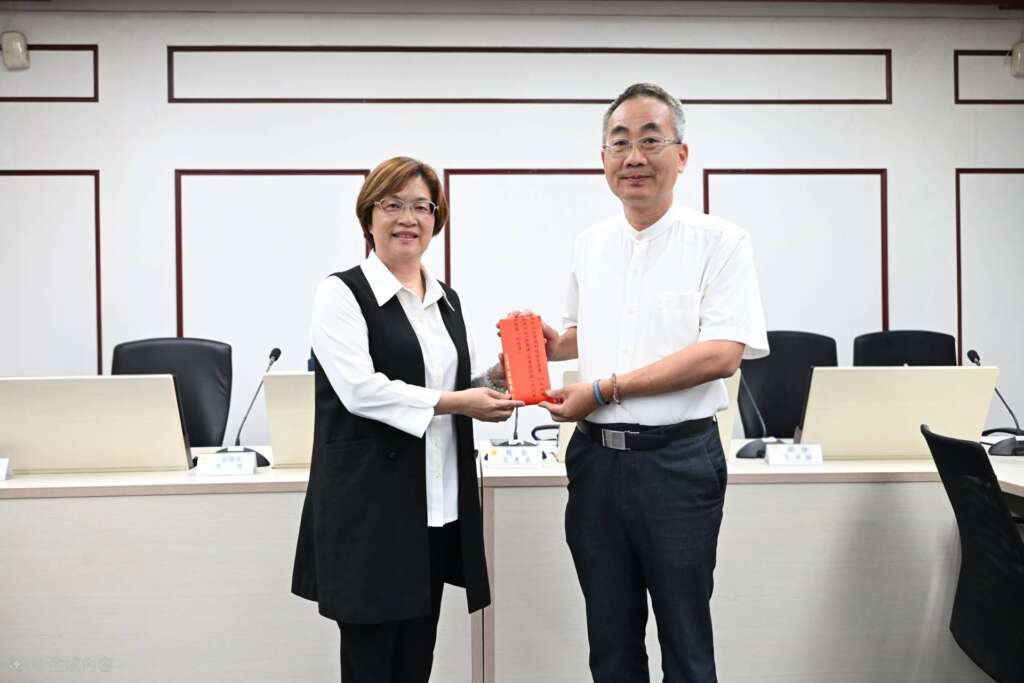 ▲彰化環保護局連續2年獲環境部評鑑「焚化廠管理及再生粒料循環」雙料特優,彰化縣長王惠美頒獎。(圖/彰化縣政府提供)