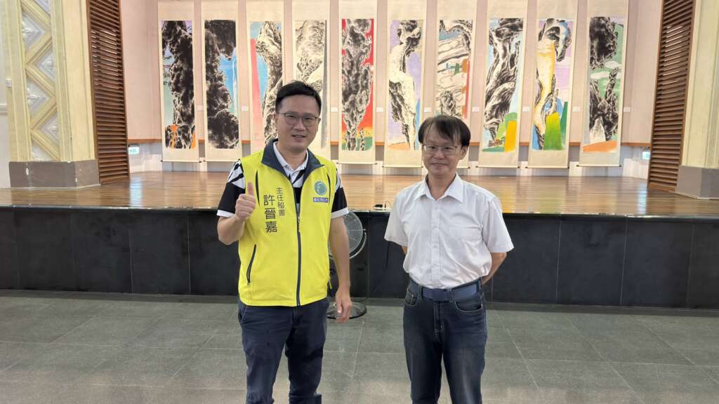 ▲代表彰化市長林世賢主持記者會的市公所主任秘書許晉嘉,歡迎民眾前往欣賞當代水墨的新風貌。(圖/記者林明佑攝)