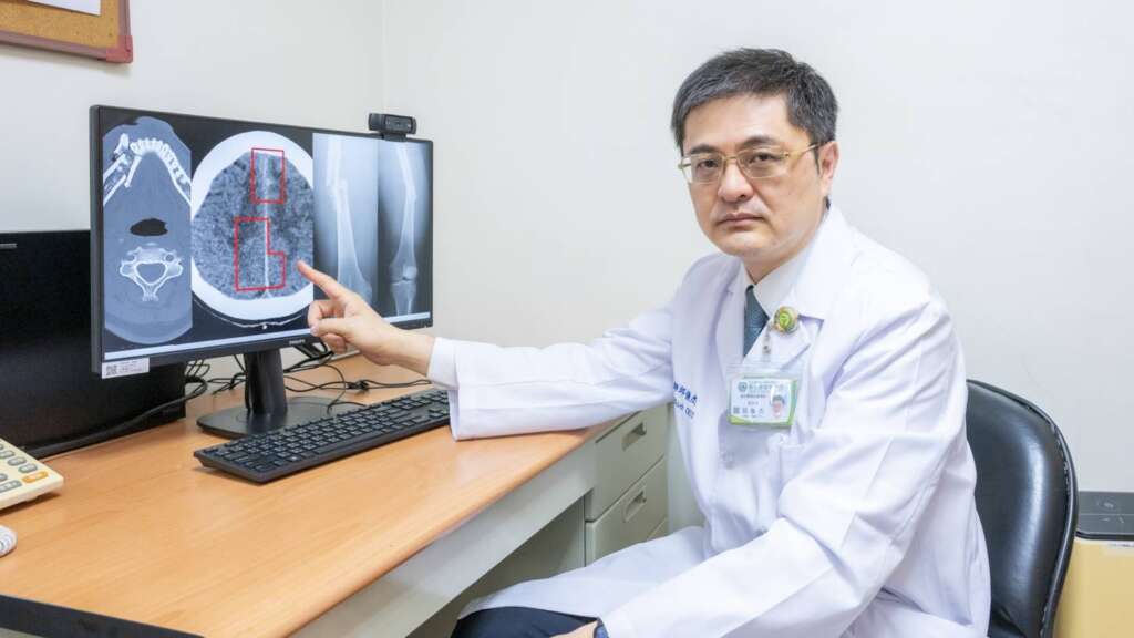 ▲彰基急診部主任邱俊杰醫師透過電腦斷層與影像,說明女大生嚴重的腦部及股骨創傷。(圖/彰化基督教醫院提供)