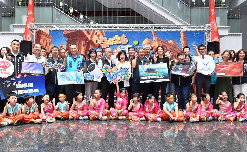 ▲台中電影Fun-In季將於6月26日至8月29日巡迴台中29個行政區,台中市政府新聞局長欒治誼宣告最強暑期親子電影院即將開跑,同時帶來活動好禮,讓參與民眾有吃又有拿,開心Fun暑假!(圖/記者張玉泰攝)