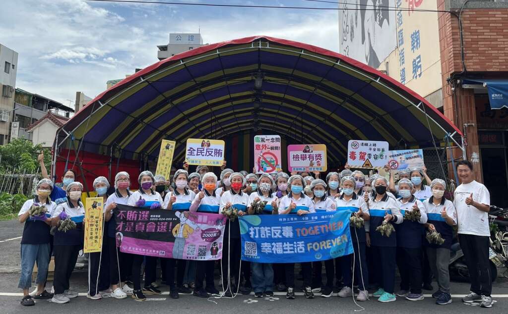 ▲彰化地檢署結合社區端午包粽活動向參與民眾宣導法治觀念。(圖/彰化地檢署提供)