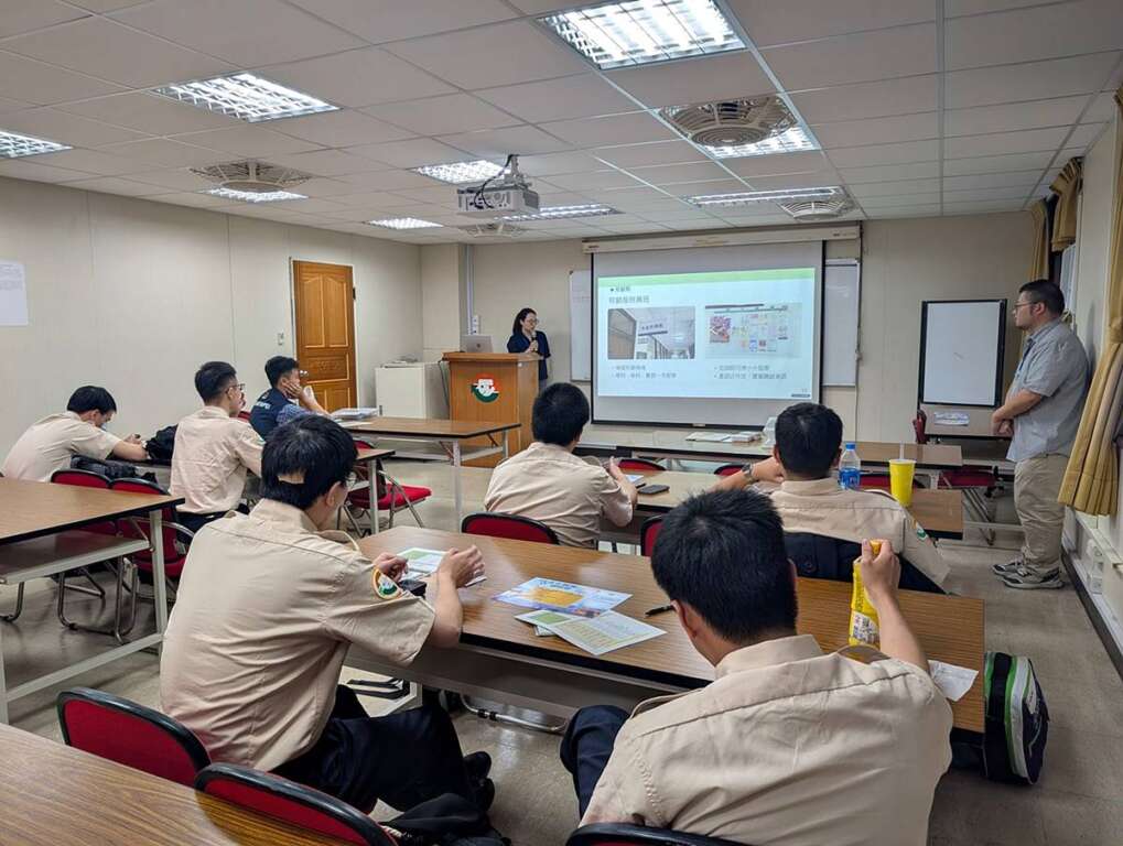 ▲職能發展學院講師說明課程內容。