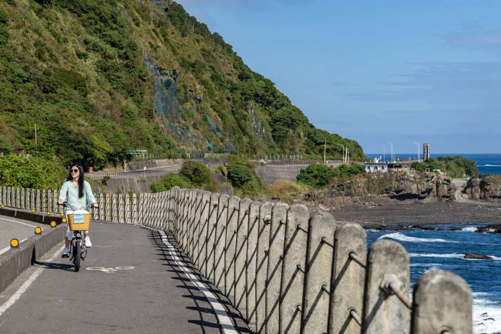 ▲舊草嶺隧道結合濱海自行車道,是夏季體驗低碳單車旅遊的熱門選擇。