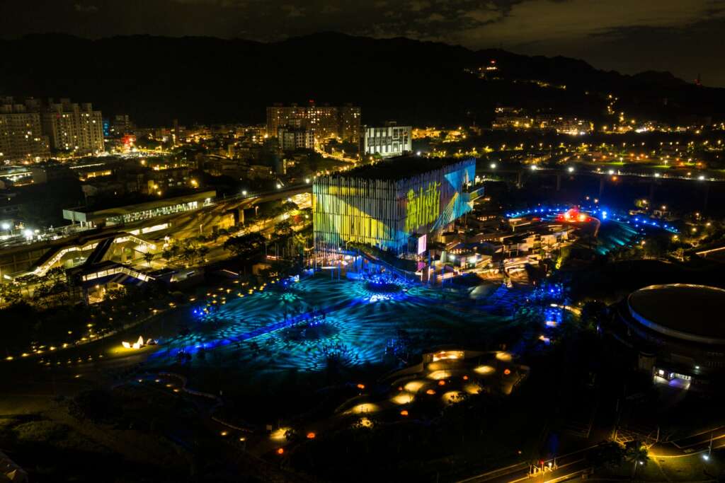 ▲《海山夜行》以新北「海山」古地名為創作起點，結合建築光雕、音樂與表演藝術，打造沉浸式夜間聲光體驗。