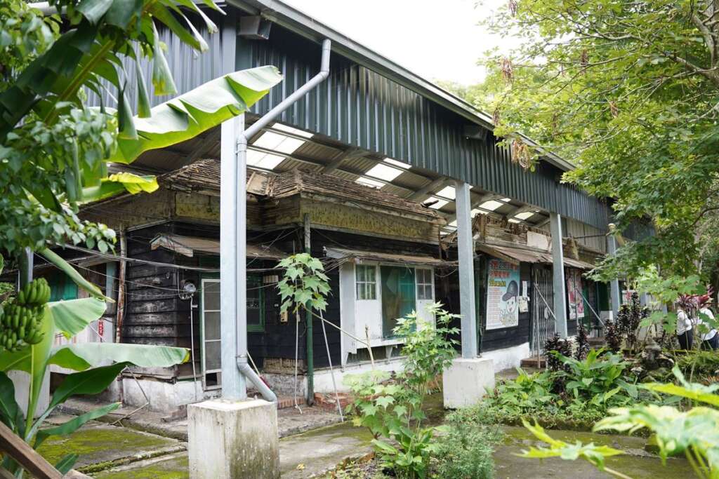 ▲現存的內灣派出所為日式傳統木造建築,屋頂為寄棟造(四坡式),屋身為雨淋板式構造,環境優美。