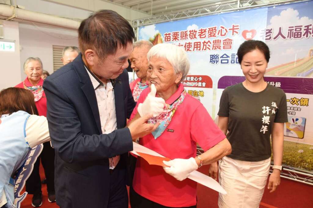 ▲94歲老人家豎起拇指肯定縣長的政策。