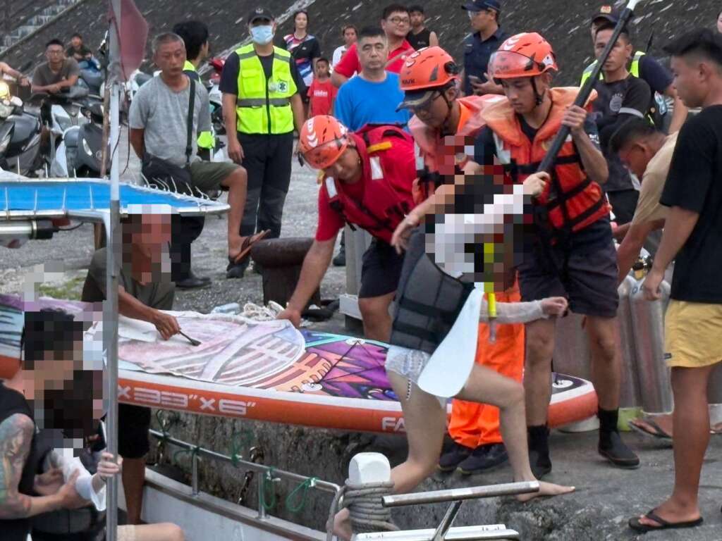 ∆綠島安檢所聯繫友好漁船「海○6」,趕赴現場實施救援。18時20分「海」船抵達現場並順利將6名待援民眾接駁上船,返回公館漁港。(圖/海巡署東部分署第一三岸巡隊提供)