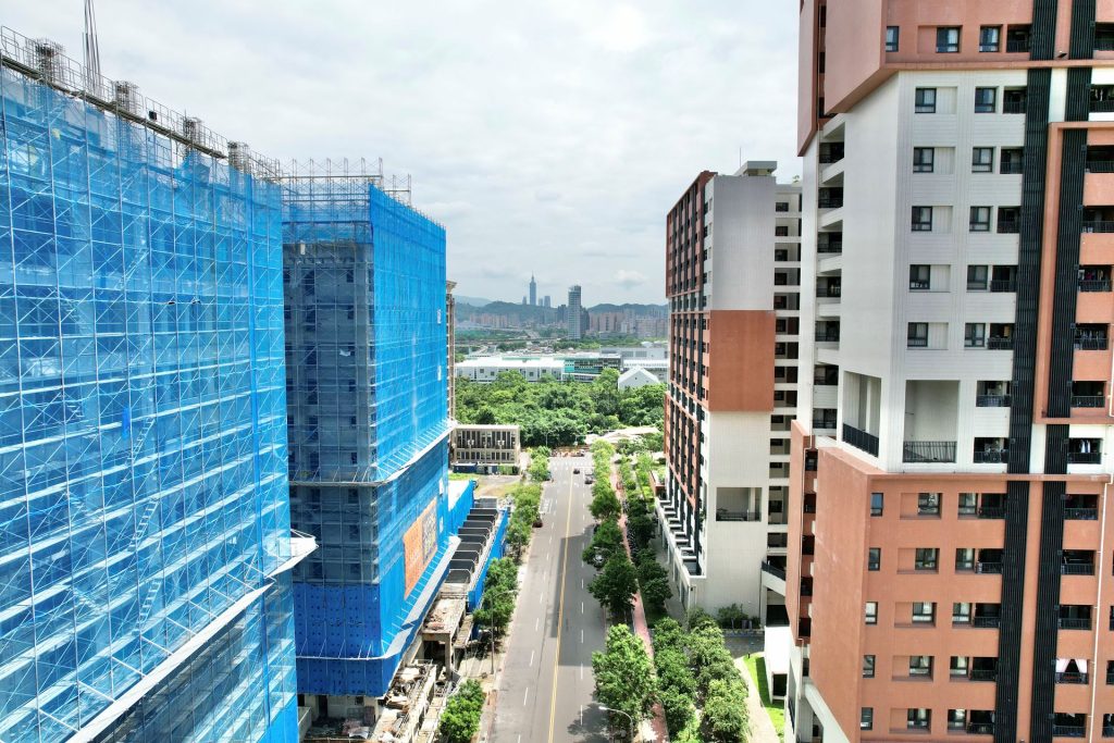 新店區央北青年社會住宅周邊房價近三年漲幅達23.3%,近一年周邊平均單價則來到了67.8萬元。