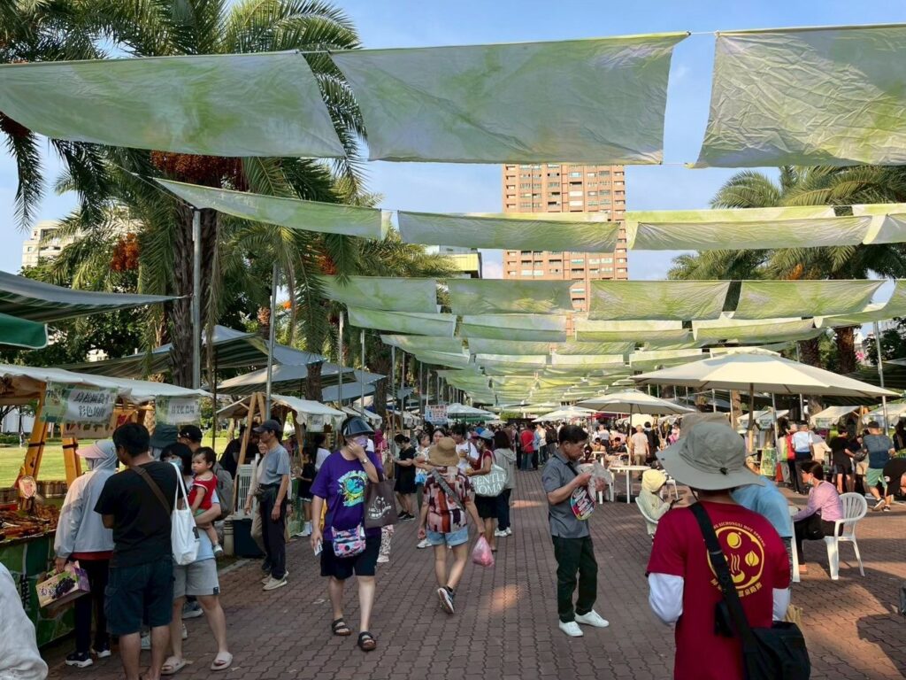 去年在神農市集辦理的高雄金煌芒果季活動,現場人潮眾多。圖/高雄市政府農業局提供