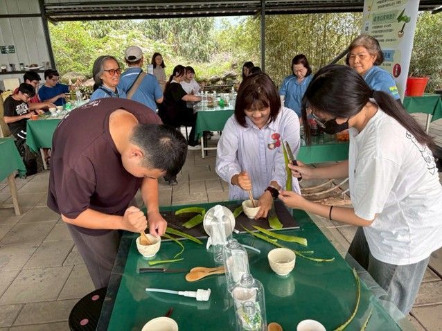 參與民眾在專業導師的指導下,專注地將現採蘆薈去皮、搗碎,調製蘆薈洗潔精,透過手作感受綠色生活的魅力。圖/高雄市政府農業局提供