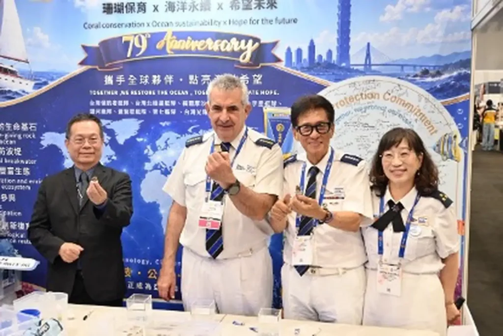 體驗種植珊瑚、擴大珊瑚棲地(左起國立海洋科技博物館館長王明源、International Commodore Carlo d’Amore(國際司令)、前國際司令菲律賓Jun Avecilla、台灣光耀帆艇隊司令FC Healthy 劉影梅教授。