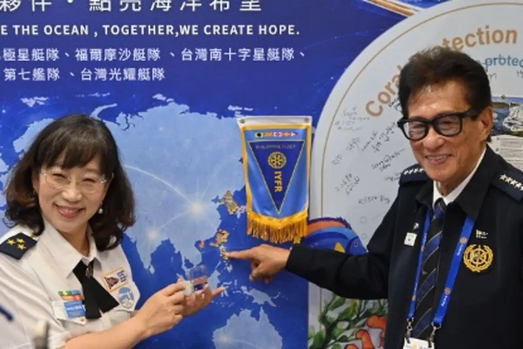 宣示承諾保育珊瑚、標注贊助地區(台灣光耀帆艇隊司令FC Healthy 劉影梅教授(左)和前國際司令菲律賓Jun Avecilla(右))