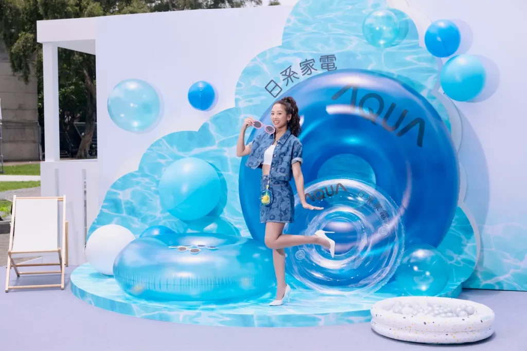 AQUA Joyful 由風格生活家 GEmma 吳映潔共同布置，以透明泳圈、氣球等女兒「妹子」喜歡的元素，打造呼應「走自己的流」的玩心夏日場景。