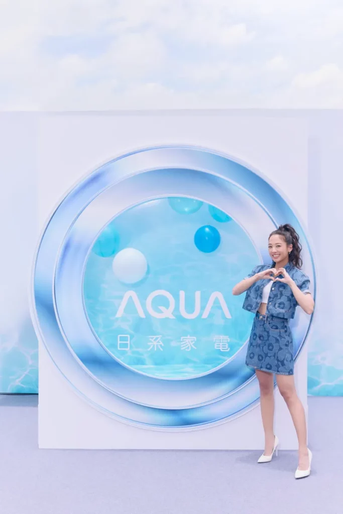 AQUA Creative 以漂浮氣泡與洗衣機造型意象，呈現品牌清涼且富有生活感的體驗設計。
