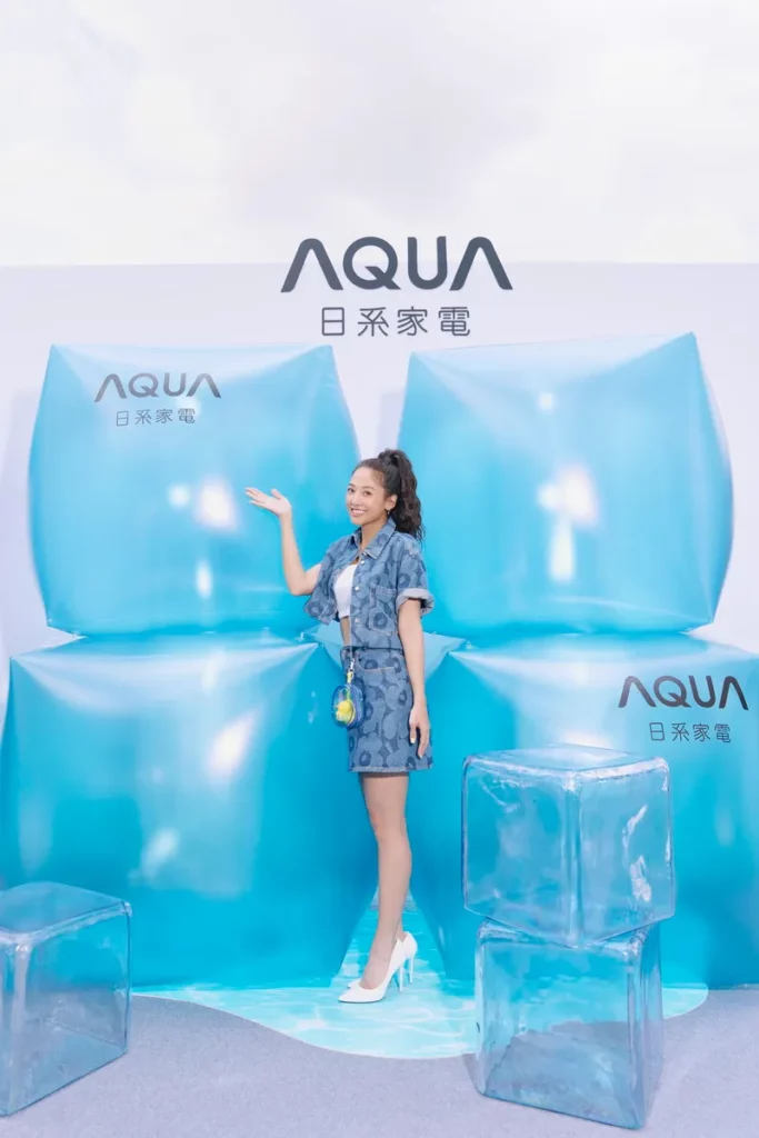 AQUA Experimental 以大型冰塊為主視覺，透過清涼感視覺設計、互動裝置與多元生活情境，展現 AQUA 對舒適生活的品牌想像。