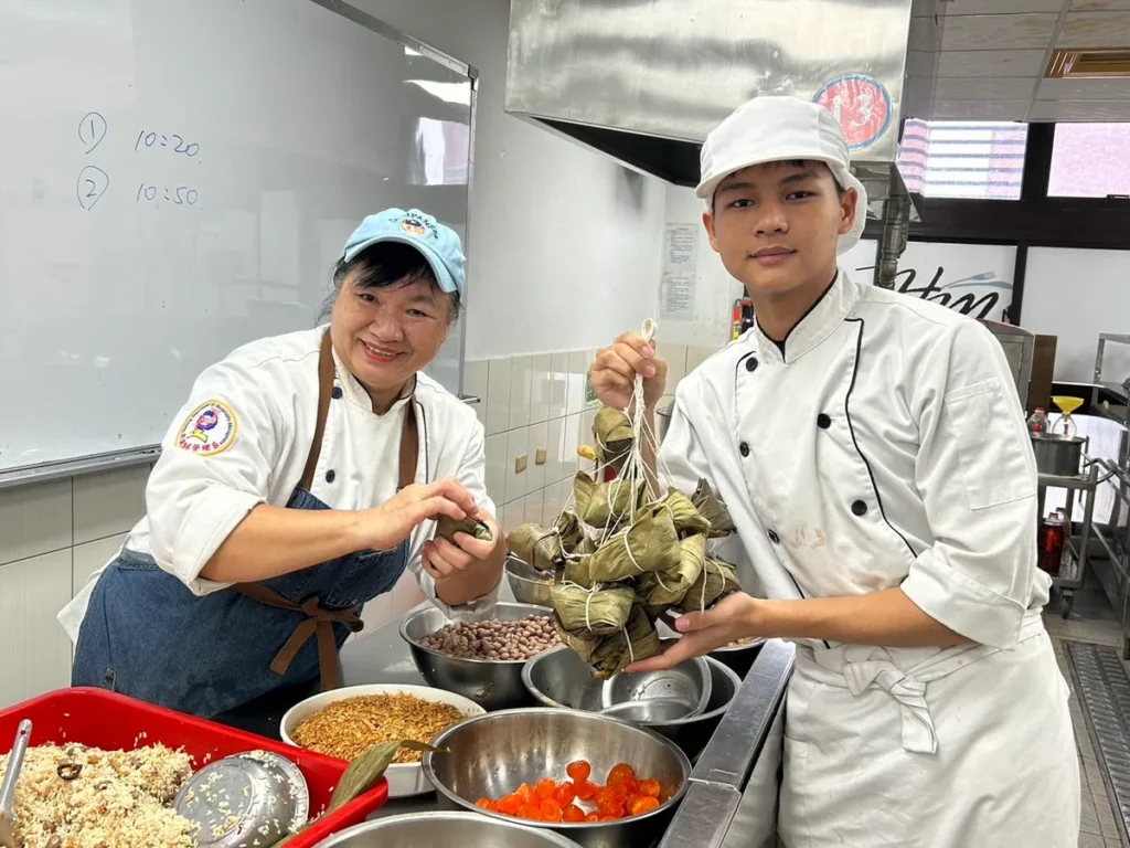 吳鳳科大餐管系老師親自示範教學,悉心指導外籍學生體驗臺灣傳統包粽技藝。