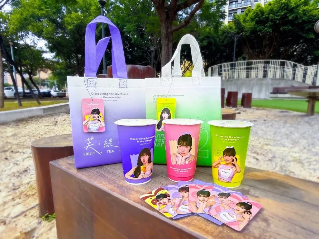 歡慶代言合作正式啟動,日出茶太自6月18日起除推出李多慧杯款外,更同步推出簽名小卡、限量隱藏版小卡及專屬周邊等收藏內容。圖/日出茶太提供