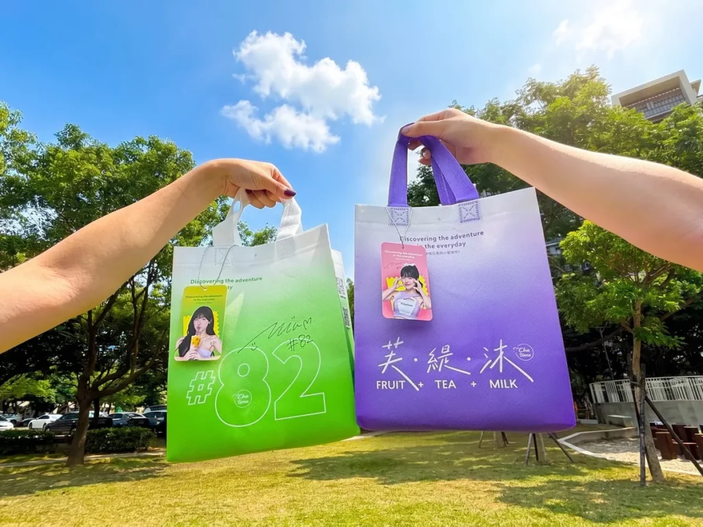 6月18日起推出李多慧應援小卡及限定不織布雙杯提袋,其中更包含全台限量82張隱藏版小卡,增添蒐集驚喜。圖/日出茶太提供