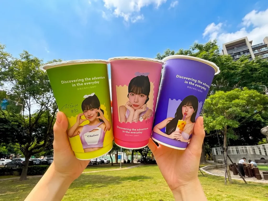 自6月18日起,全台指定門市中杯及大杯飲品將陸續換上李多慧限定款杯身,共推出三款不同造型設計,陪伴消費者迎接夏日應援熱潮。圖/日出茶太提供