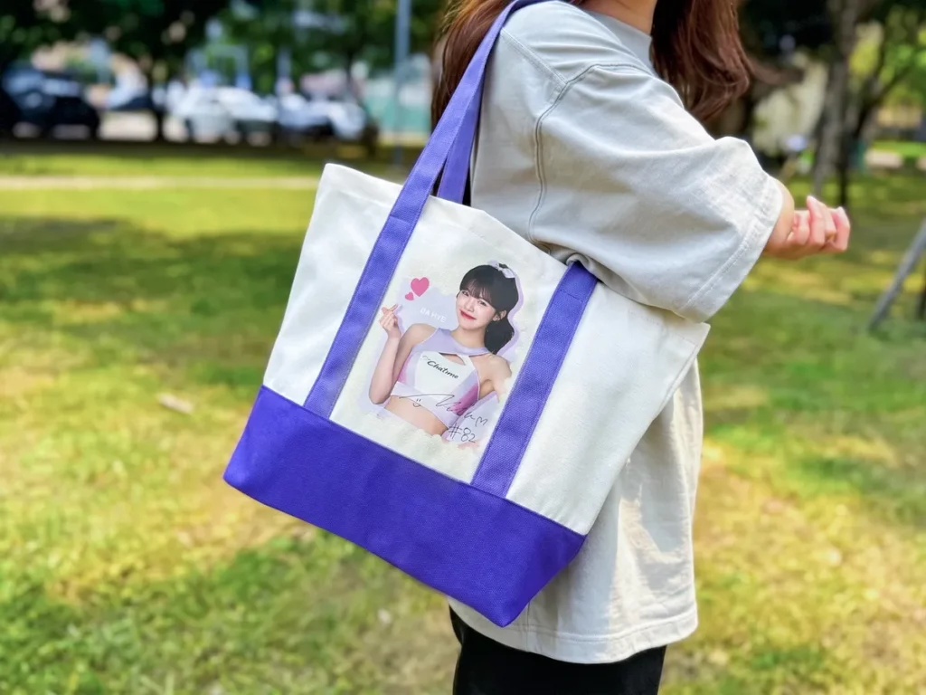 第二波活動將於7月1日至7月19日登場,活動期間單筆消費滿300元,即可獲得李多慧限量帆布托特包乙個。圖/日出茶太提供