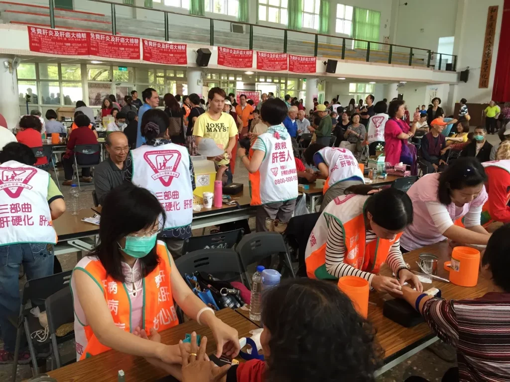 畫面為肝基會至雲林縣為偏鄉民眾舉辦免費肝炎暨肝癌檢驗活動。（圖/法鼓山提供）