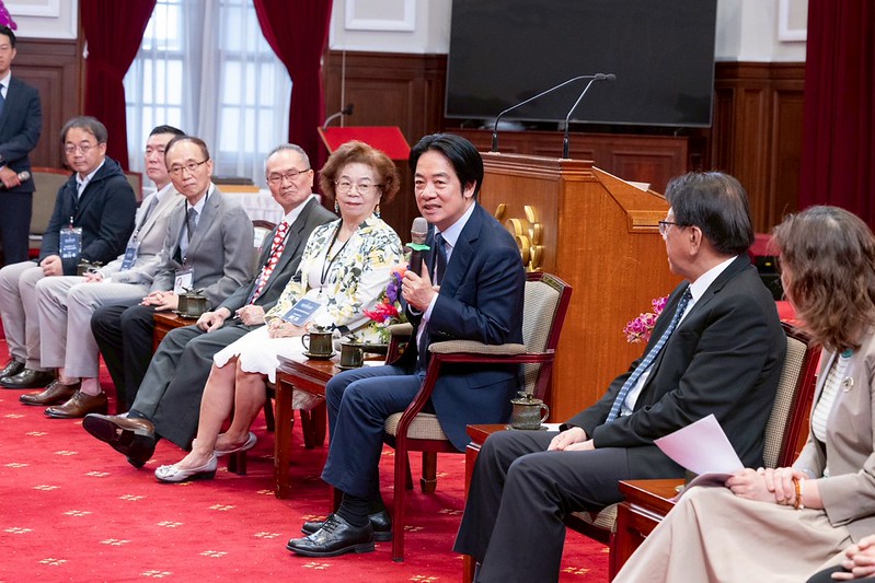 賴總統於總統府接見亞太再生醫學學會代表,並於席間致詞交流。(圖/總統府提供)