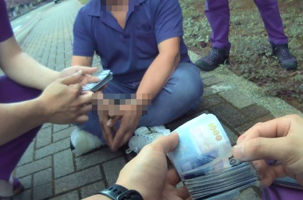 休假警不忘打詐 逮43歲面交車手攔阻70萬元遭詐 260 cnews204260617a12