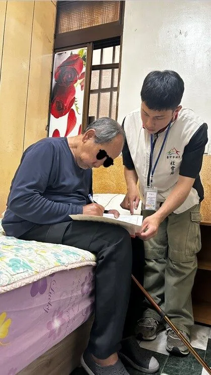 社工陪同街友簽訂租賃契約