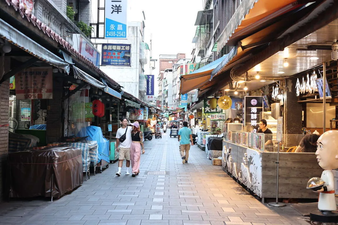 金山老街匯聚在地美食與人文風情,吸引遊客駐足探索
