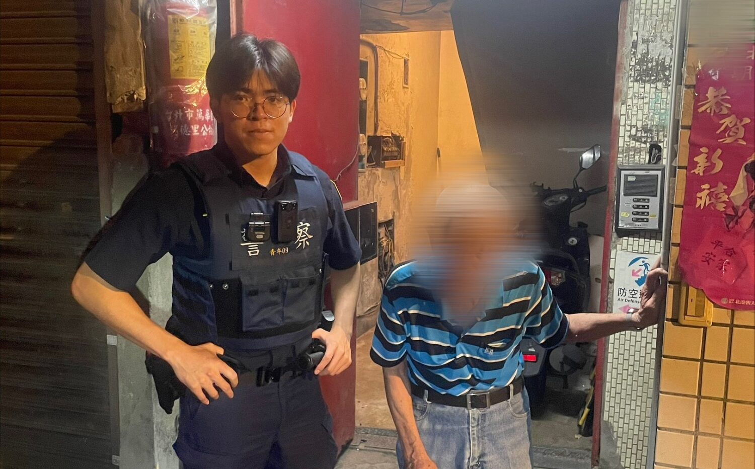萬華警分局青年路派出所警員邱漢祥深夜巡邏發現疑似失智老翁迷途街頭,暖心護送返家,獲家屬感謝。(圖/記者 趙靜姸翻攝)