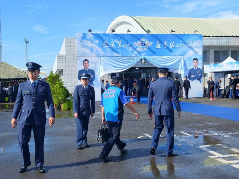 空軍航空技術學院校友總會長廖盛芳，南下高雄，在兩位烈士靈前，恭讀祭文，對兩位國家英雄，致上校友總會校友無限追思。(圖/空軍航空技術學院 提供)