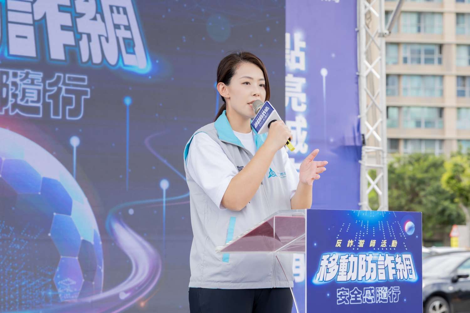 市長高虹安致詞期盼透過計程車,將防詐資訊融入市民日常生活。(圖/記者黃溎芬翻攝)