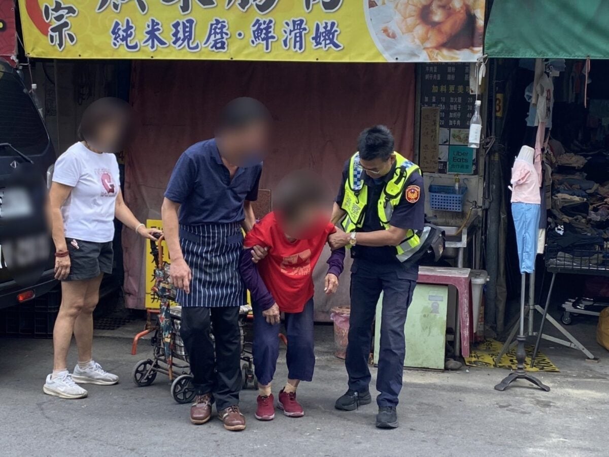 ▲阿嬤市場逛一圈體力見底,熱心民眾報警到場關心。