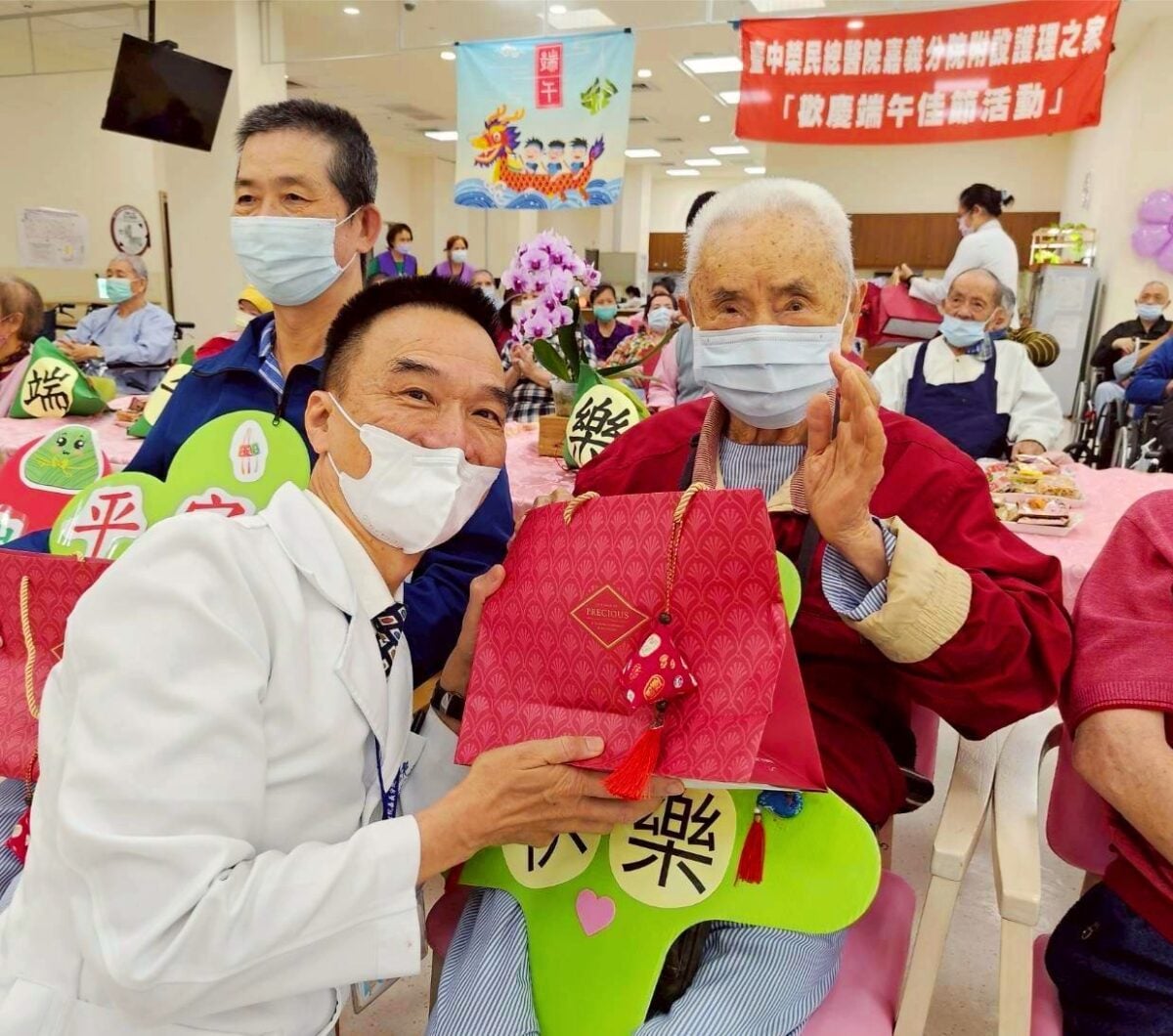 ▲嘉灣榮院陳正榮院長端午關懷榮民眷,親自為長輩們掛上粽子造型的紅色香包送上祝福。