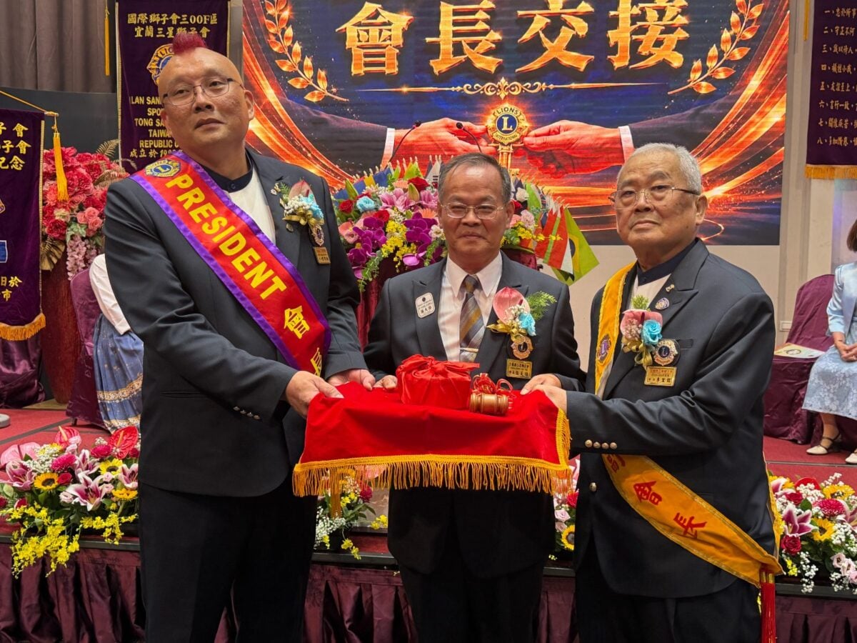 ▲三星獅子會長交接陳煌勛(左)將印信移交新會長李宏銘(右)。