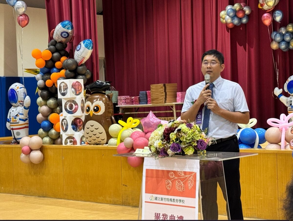 ▲校長致詞時感性回顧學生們的成長歷程,難掩不捨與欣慰之情,動容落下感動淚水。