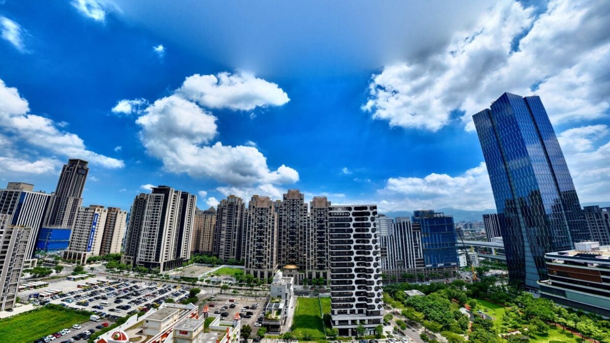 ▲近期台股震盪加速資金「從晶片到磚塊」, 聰明大戶已經悄悄行動。