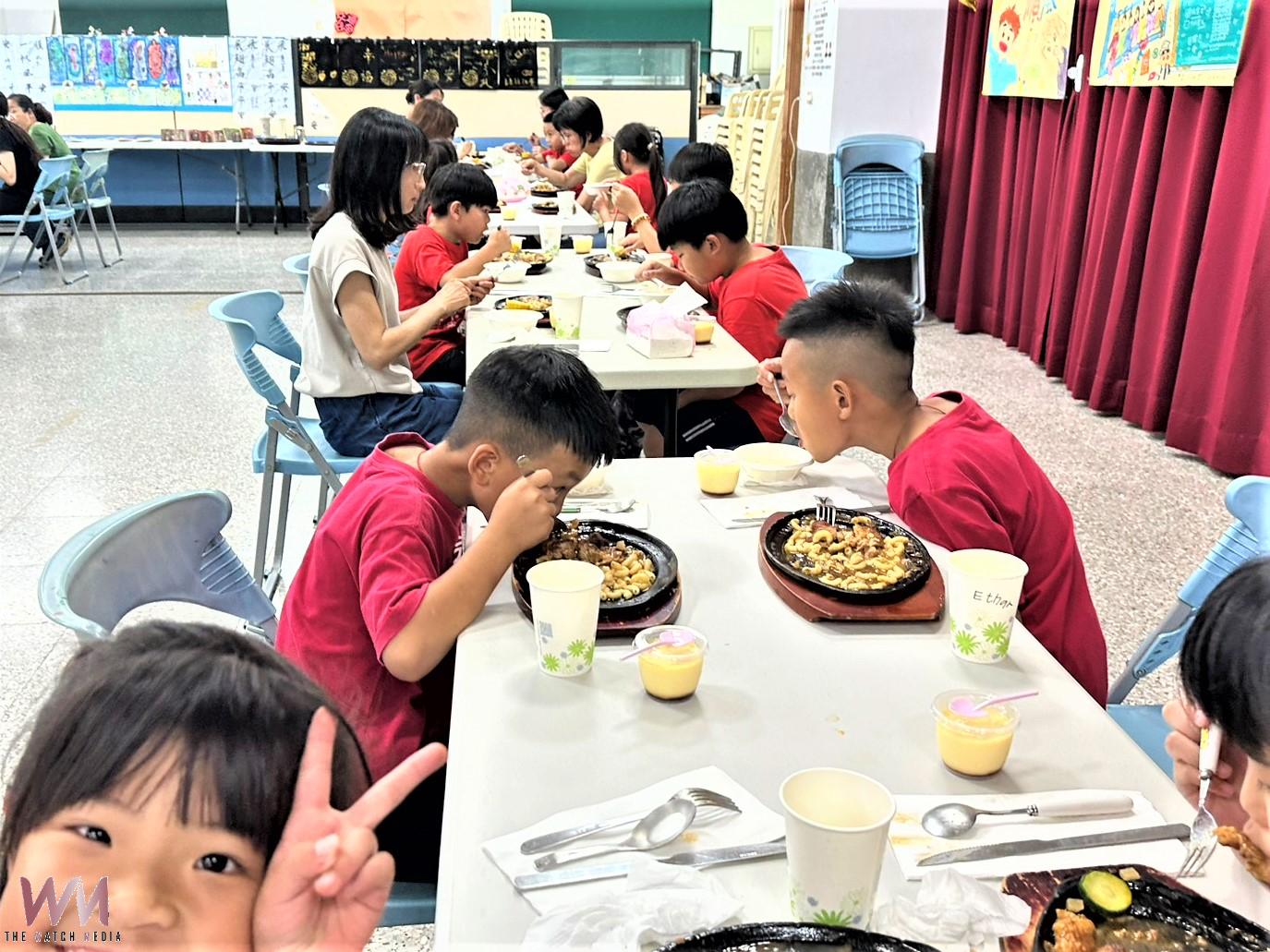 品嚐美食學美德 永安國小畢典變身餐桌禮儀課 - https://www.watchmedia01.com