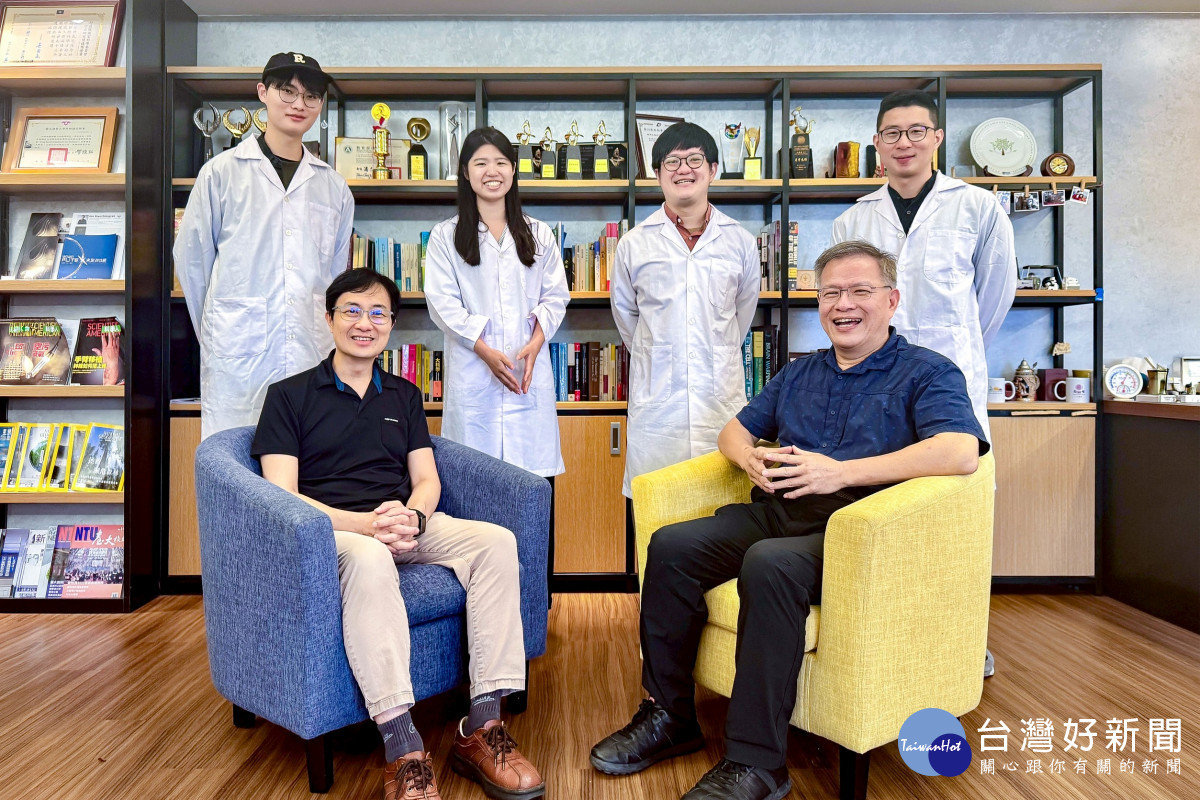 清華腦科學研究中心主任江安世（前排右）帶領跨領域研究團隊，結合物理、神經科學與行為研究，發現果蠅大腦神經連結與學習機制。