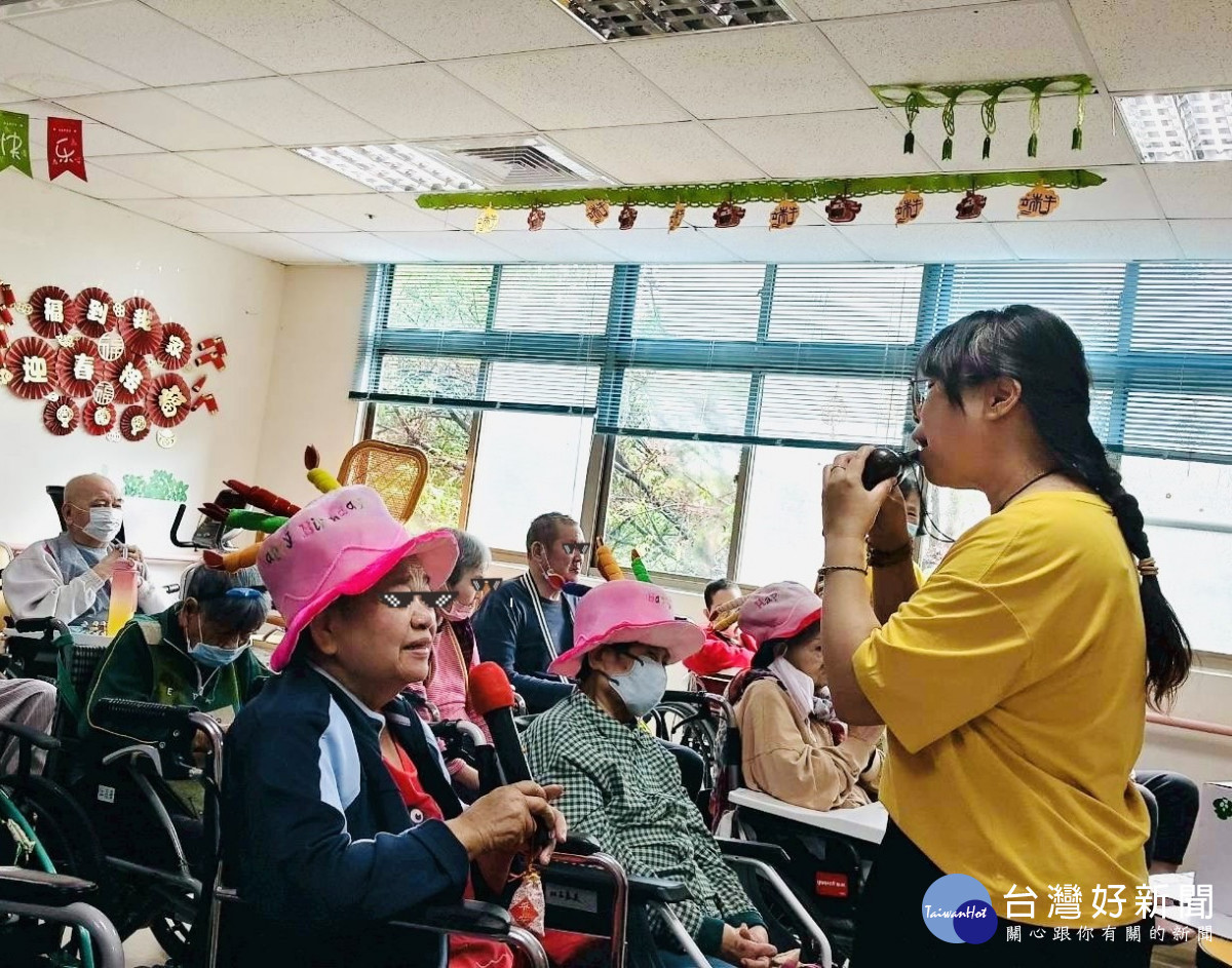 長輩與輕鬆學陶笛班成員透過音樂熱情互動，現場洋溢歡樂氣氛
