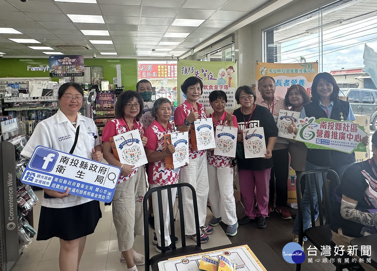 衛生局營養師引導民眾走進超商正確選。（記者扶小萍攝）