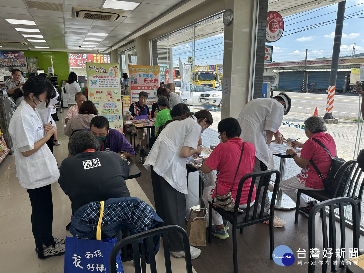 營養師與民眾互動增強健康飲食觀念。（記者扶小萍攝）