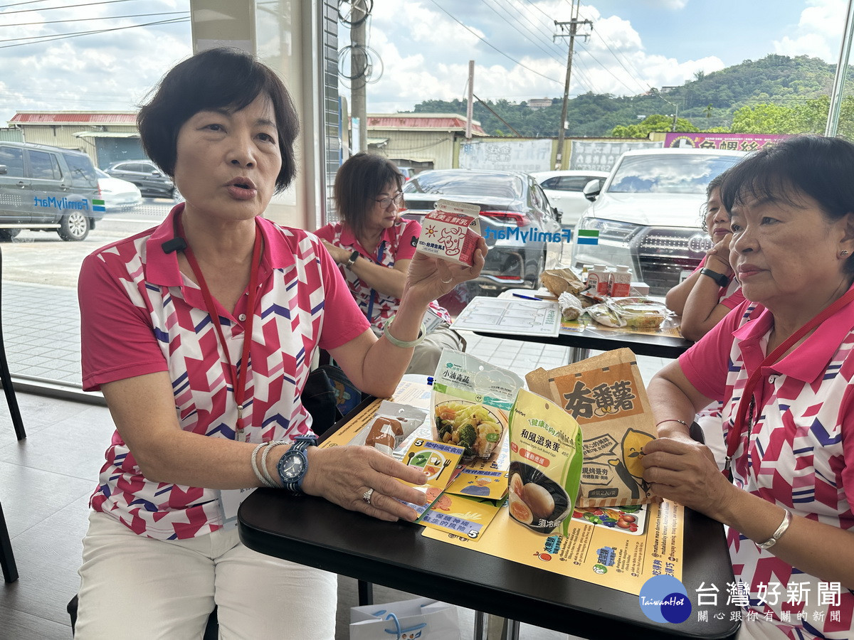參與的民眾都能重新安排選購食物。（記者扶小萍攝）